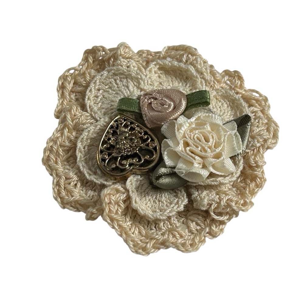 Vintage Handmade Ivory Flower Crocheted Yarn Flower Brooch Pin Preowned - Picture 3 of 10